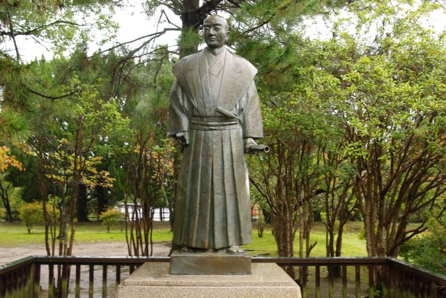 天守の東側には築城主の水野勝成の像。