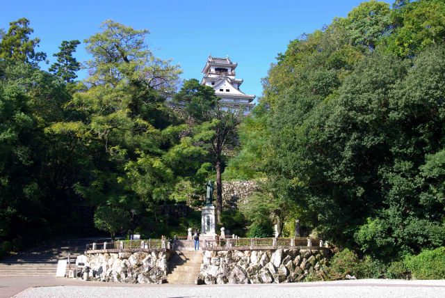 広場から高く見上げる天守。