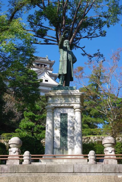 板垣退助の像が立つ。