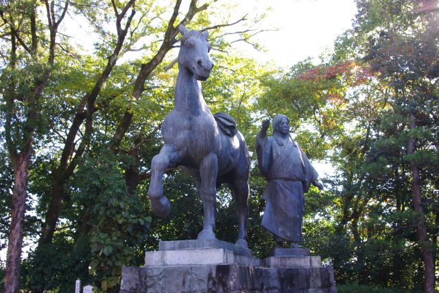 山内一豊の妻千代の像。