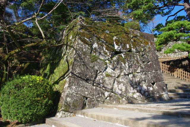 鉄門跡の石垣。