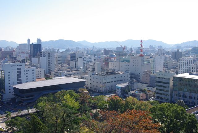 南東側、市街地と川の河口方面。