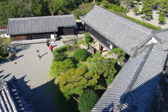 本丸の広場。現存建物が並びます。