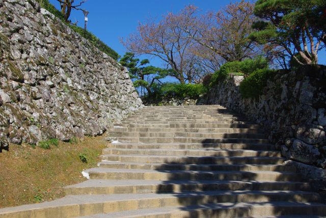 石段を登り二の丸へ。