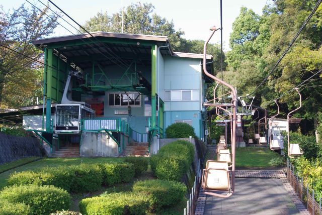 もうすぐ終点。ロープウェイの車両が居ます。