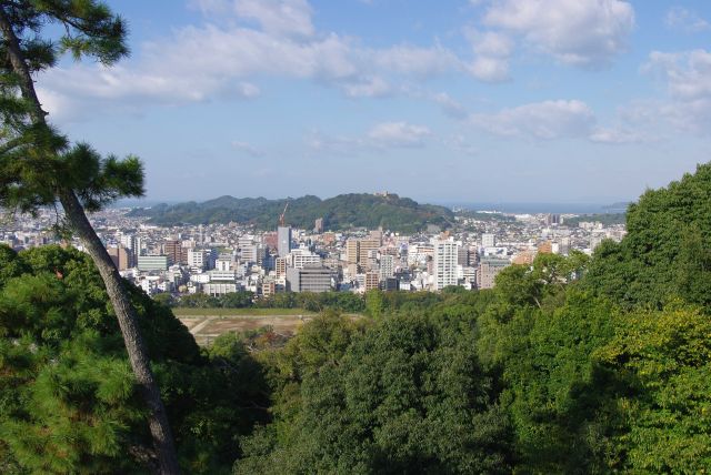 既に標高が高く見晴らしが良い。西側は市街地と丘の先に海。