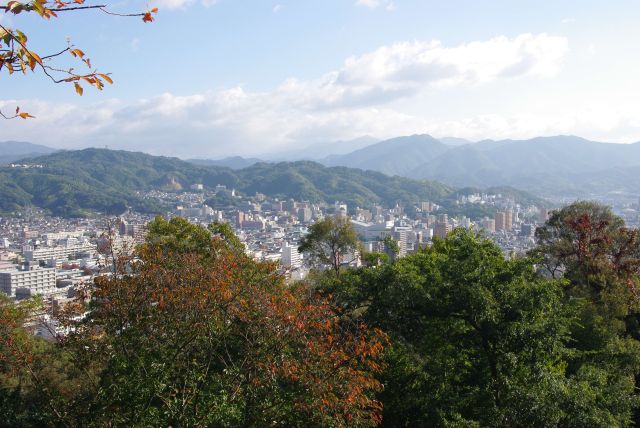 北東側。ひめぎんホールの先に道後温泉。