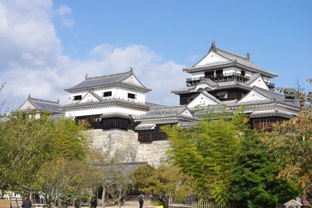 本丸の石垣の上に建つ小天守（左）・大天守（右）。