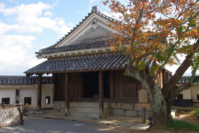 広場の角には天神櫓。