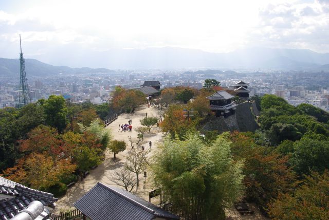 登ってきた本丸広場が一望できます。空中のお城という感じ。