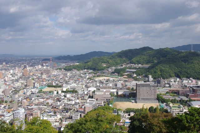 北側、松山大学の奥に山並み。