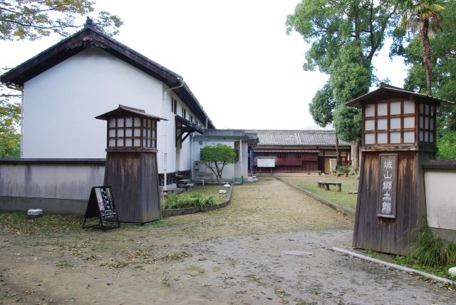 分かれ道を右に曲がり城山郷土館へ。