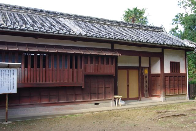 奥には八束兄弟の生家長屋門。