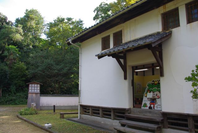 手前には現存建物の１つの山里倉庫。