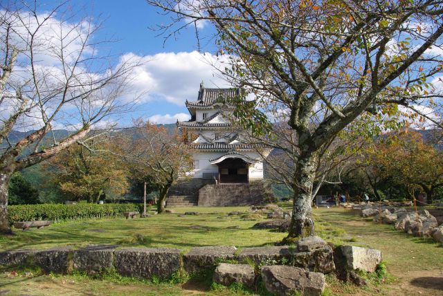 本丸に到着。建物は天守閣のみ。