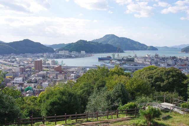 振り返ると西側に宇和島港の良い景色。標高高く静か。