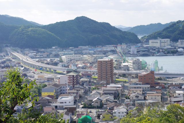 高速道路と住宅街、港湾地区。