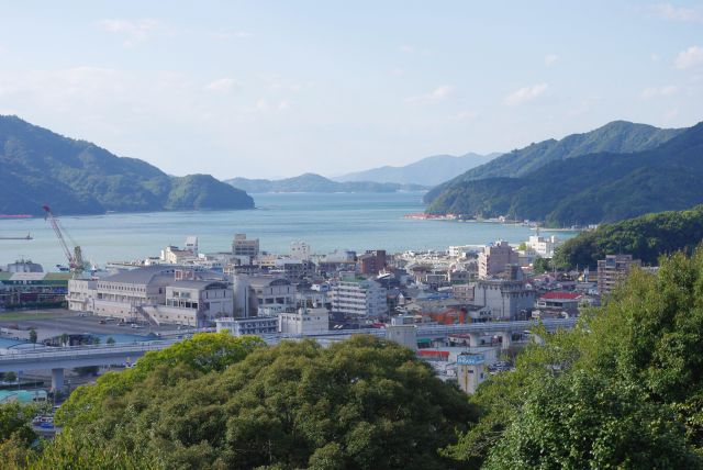 湾の先に緑の山が連なります。