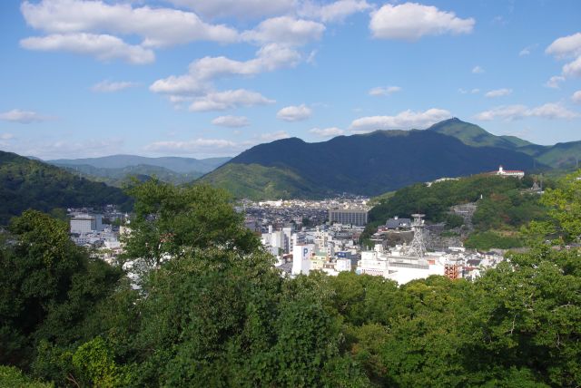 東側、山並みと平地に街並み。