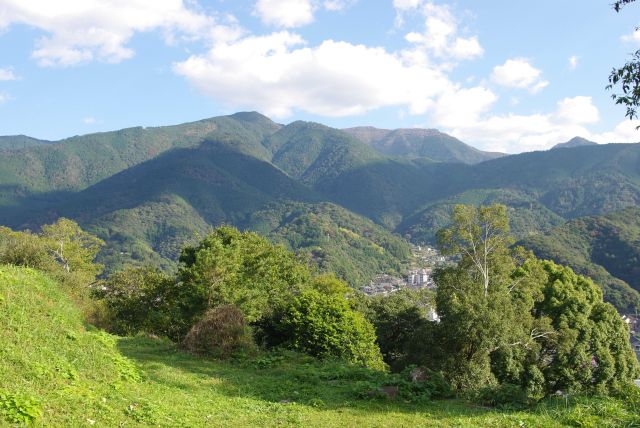 お城の背後は豊かな山々。