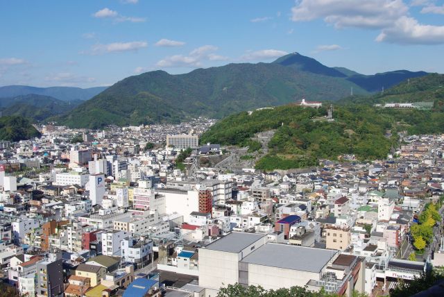 北東側、左側に宇和島駅。