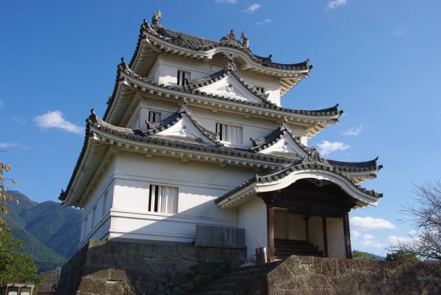 天守を出て元の急階段の山を下ります。