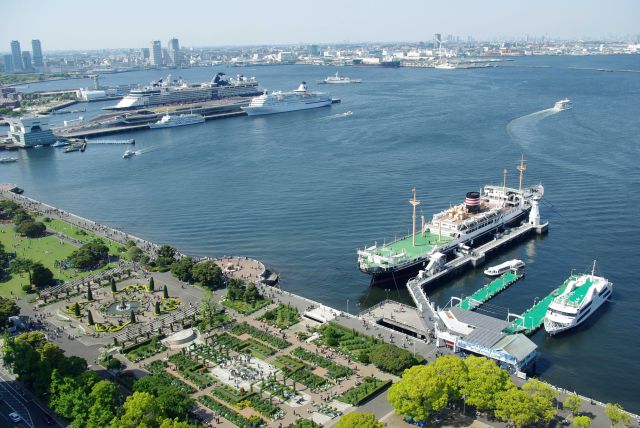 山下公園周辺は客船が集まる。