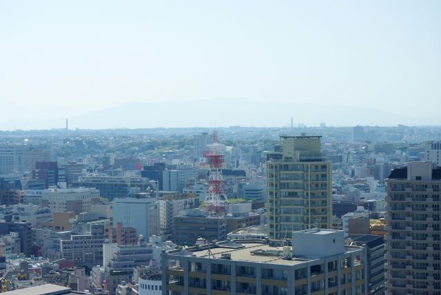 うっすらと山並みが見えます。