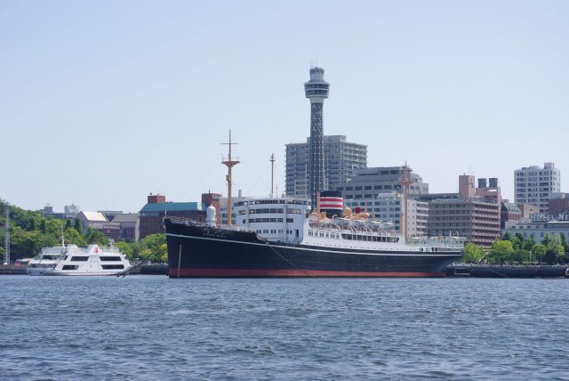 氷川丸とマリンタワー、昔ながらの横浜らしい風景。