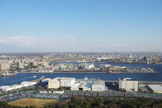 展望室へ。南東側、街の先の地平線はなだらかで平均標高が低い千葉県らしい。