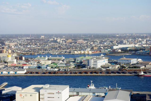 周囲は倉庫が立ち並ぶ港湾地域。