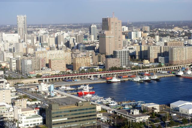 海沿いに京葉線が走る。