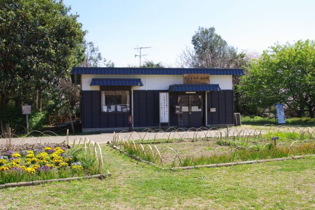 駐車場前。この建物に100名城スタンプがあります。