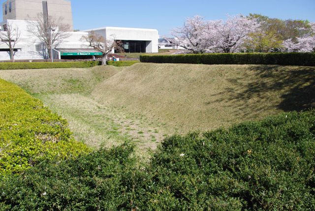 馬出し空堀へ。奥には国立歴史民俗博物館。