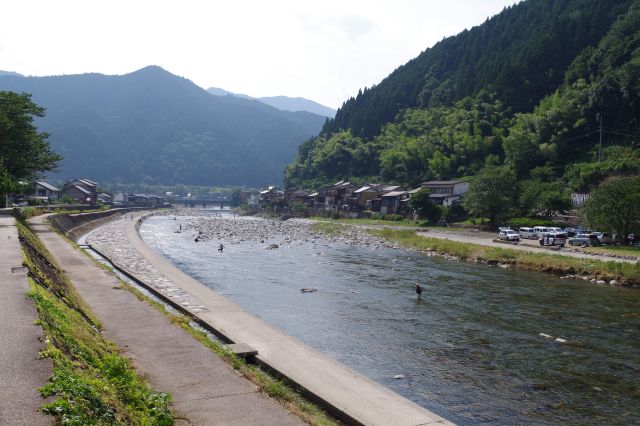 街中を貫く清流吉田川。