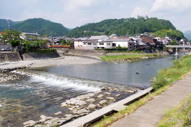 小駄良川との合流地点。水の音が響きます。