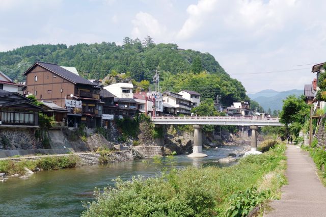 宮ケ瀬橋と山には郡上八幡城。