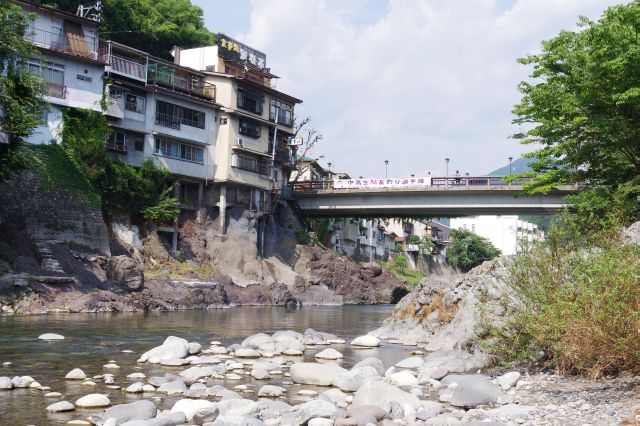 隣の橋と岩場に立つ建物。