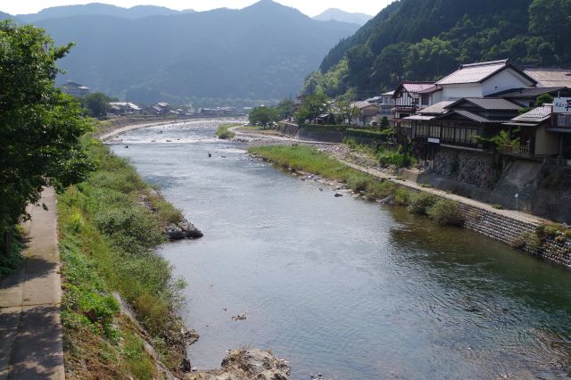 夏の暑さに涼をもたらす吉田川。