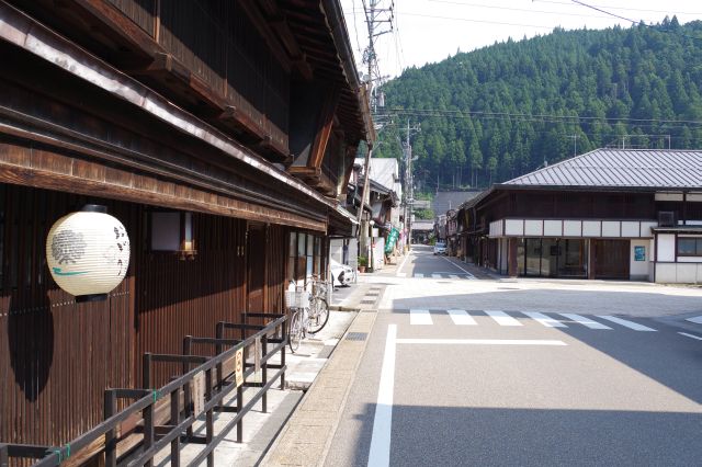 街中は歴史的な建物が並びます。