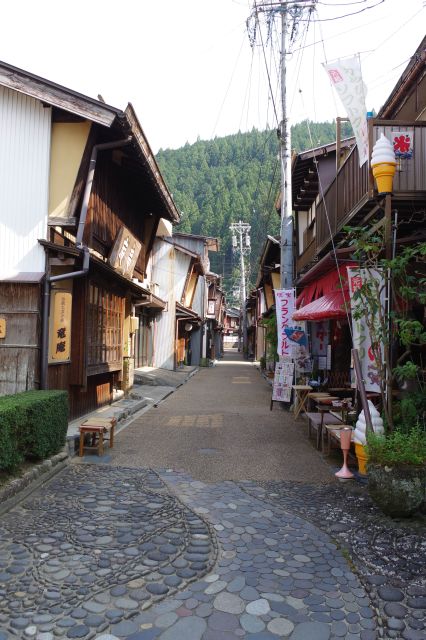 先の狭い路地にも風情なお店が連なります。