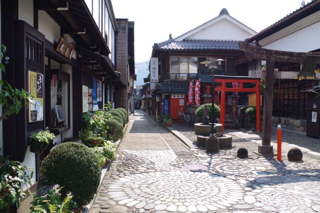 交差点に野中稲荷神社