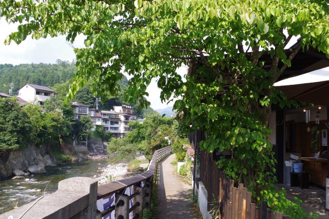 川沿いの細道とカフェが良い雰囲気。