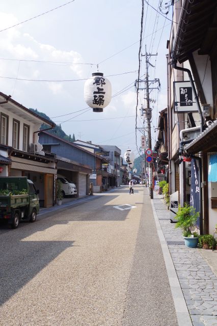 頭上に提灯が続く。