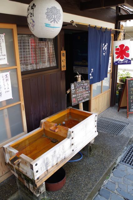 懐かしい雰囲気のお店。飲み物を冷やす水が心地よい。