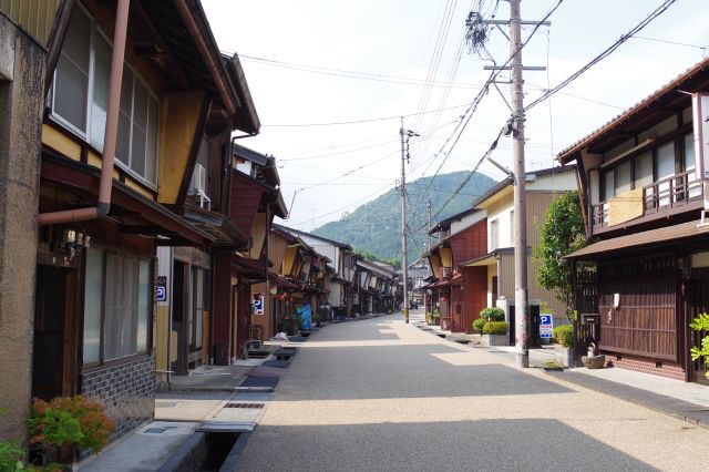 先の職人町は重要伝統的建造物保存地区に指定されています。水路の水音が心地よい。