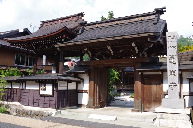 伝統的な建物に溶け込むお寺。