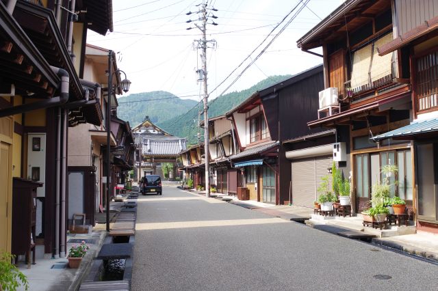 突き当りの長敬寺まで続きます。