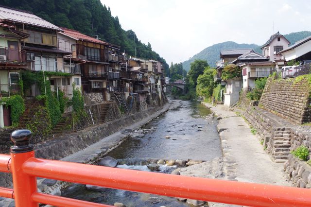 朱色の清水橋より、小駄良川と両岸の建物群。