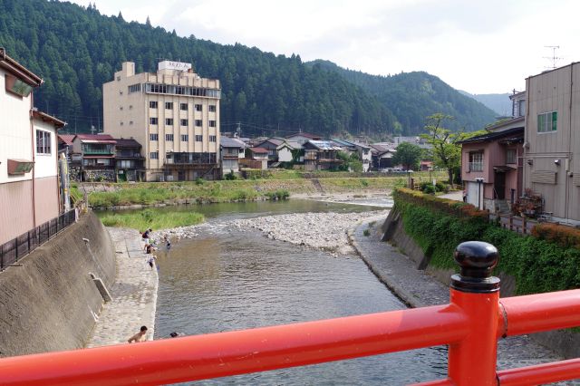 吉田川との合流地点。水浴びする人達。